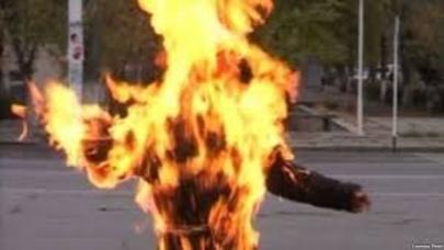 AMEA-nın keçmiş əməkdaşı özünü yandırdı